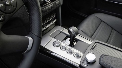 Waar deze titel op slaat? Op het fantastische geluid dat de dikke V8 in de nieuwe Mercedes E63 AMG ten gehore brengt. Echt waanzinnig! Bovendien beschikt deze rappe jongen ook over alle snufjes die ze