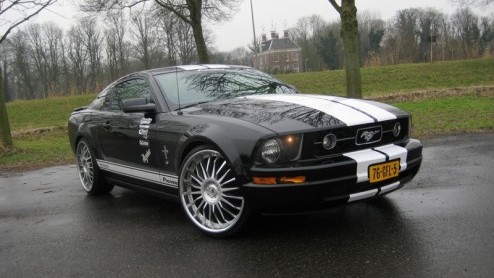 Even heel wat anders. Dat gevoel bekruipt ons wanneer we plaatsnemen in de oer-Amerikaanse Ford Mustang. Pioneer heeft er zelf een aantal aangeschaft voor promotiedoeleinden, uiteraard verrijkt met na