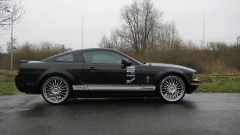 Even heel wat anders. Dat gevoel bekruipt ons wanneer we plaatsnemen in de oer-Amerikaanse Ford Mustang. Pioneer heeft er zelf een aantal aangeschaft voor promotiedoeleinden, uiteraard verrijkt met na