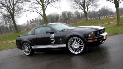 Even heel wat anders. Dat gevoel bekruipt ons wanneer we plaatsnemen in de oer-Amerikaanse Ford Mustang. Pioneer heeft er zelf een aantal aangeschaft voor promotiedoeleinden, uiteraard verrijkt met na