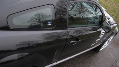 Even heel wat anders. Dat gevoel bekruipt ons wanneer we plaatsnemen in de oer-Amerikaanse Ford Mustang. Pioneer heeft er zelf een aantal aangeschaft voor promotiedoeleinden, uiteraard verrijkt met na