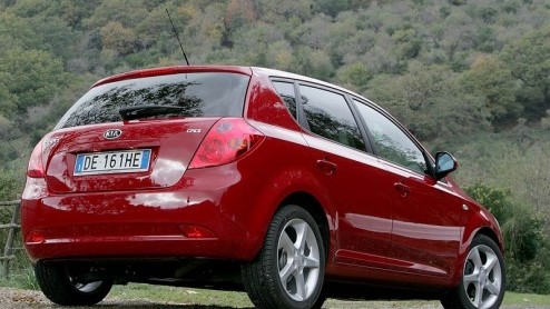De Koreaanse merken hebben de afgelopen jaren de basis gelegd voor succes met goedkope kleine autos en betaalbare SUVs. Nu openen ze de aanval op de populaire middenklasse. Als eerste komt de Kia Ce
