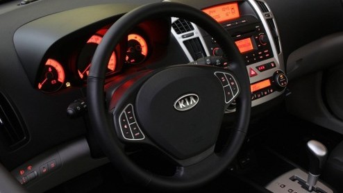 De Koreaanse merken hebben de afgelopen jaren de basis gelegd voor succes met goedkope kleine autos en betaalbare SUVs. Nu openen ze de aanval op de populaire middenklasse. Als eerste komt de Kia Ce