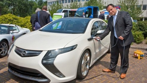 De Opel Ampera is in het land. In Den Haag beleefde de Opel Ampera, in aanwezigheid van diverse kabinetsleden, zijn Nederlandse primeur, als reactie op plannen van de Nederlandse regering om te streve