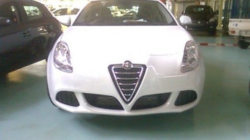 Het was de laatste tijd weer stil rond de Alfa Milano, de opvolger van de 147. Dus als Alfa niets loslaat, doet een ander het wel. Dit zijn via Facebook gelekte fotos van voorserie-exemplaren uit de 