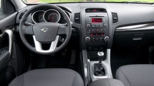 De Sorento heeft Kia welbeschouwd bijzonder stevig op de kaart gezet. Deze midi-SUV heeft met zijn serieuze trek- en terreinkwaliteiten, luxe uitrusting en een scherpe verkoopprijs immers een belangri