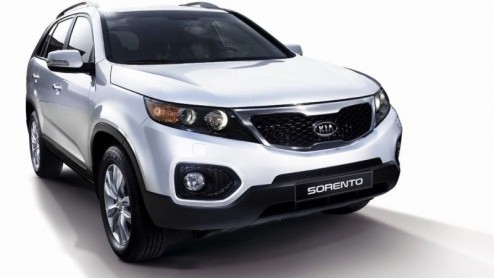 De Sorento heeft Kia welbeschouwd bijzonder stevig op de kaart gezet. Deze midi-SUV heeft met zijn serieuze trek- en terreinkwaliteiten, luxe uitrusting en een scherpe verkoopprijs immers een belangri