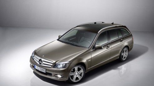Mercedes-Benz is aanbeland bij modeljaar 2010, en dat betekent dat weer de nodige verfijningen en updates worden doorgevoerd aan diverse modellen. Voor de C-Klasse heeft het merk nieuwe motoren en tra