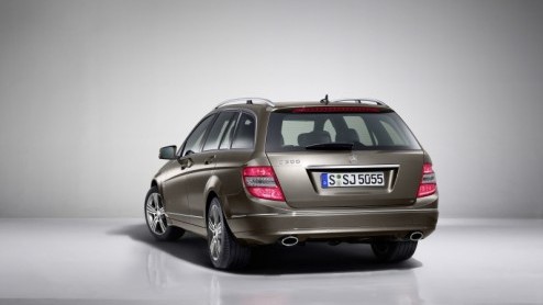 Mercedes-Benz is aanbeland bij modeljaar 2010, en dat betekent dat weer de nodige verfijningen en updates worden doorgevoerd aan diverse modellen. Voor de C-Klasse heeft het merk nieuwe motoren en tra