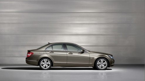 Mercedes-Benz is aanbeland bij modeljaar 2010, en dat betekent dat weer de nodige verfijningen en updates worden doorgevoerd aan diverse modellen. Voor de C-Klasse heeft het merk nieuwe motoren en tra