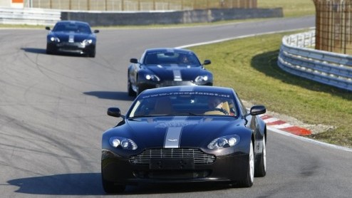 Wel eens in een Lamborghini Gallardo gereden, achter het stuur gekropen van een Porsche 911 of met een Aston Martin V8 Vantage over het asfalt gescheurd? Of een dragrace gedaan met een Dodge Chargers?