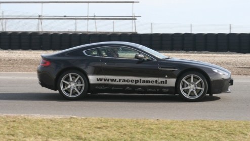 Wel eens in een Lamborghini Gallardo gereden, achter het stuur gekropen van een Porsche 911 of met een Aston Martin V8 Vantage over het asfalt gescheurd? Of een dragrace gedaan met een Dodge Chargers?