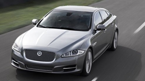 Na talloze spionagebeelden, teasers en uitgelekt beeldmateriaal is de Jaguar XJ nu echt officieel. De chique Brit gaat in Jaguars nieuwe stijl door het leven, compleet met een vers V6- en V8 motorpal