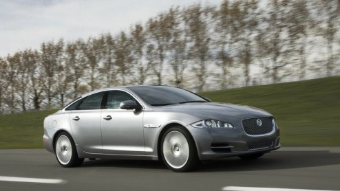 Na talloze spionagebeelden, teasers en uitgelekt beeldmateriaal is de Jaguar XJ nu echt officieel. De chique Brit gaat in Jaguars nieuwe stijl door het leven, compleet met een vers V6- en V8 motorpal
