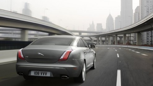 Na talloze spionagebeelden, teasers en uitgelekt beeldmateriaal is de Jaguar XJ nu echt officieel. De chique Brit gaat in Jaguars nieuwe stijl door het leven, compleet met een vers V6- en V8 motorpal