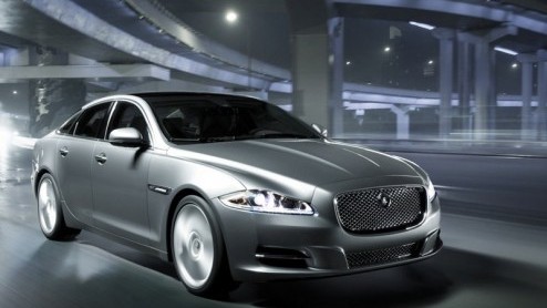 Na talloze spionagebeelden, teasers en uitgelekt beeldmateriaal is de Jaguar XJ nu echt officieel. De chique Brit gaat in Jaguars nieuwe stijl door het leven, compleet met een vers V6- en V8 motorpal