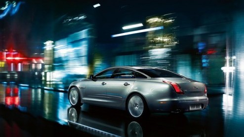 Na talloze spionagebeelden, teasers en uitgelekt beeldmateriaal is de Jaguar XJ nu echt officieel. De chique Brit gaat in Jaguars nieuwe stijl door het leven, compleet met een vers V6- en V8 motorpal