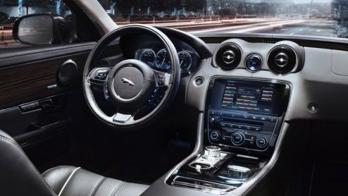 Na talloze spionagebeelden, teasers en uitgelekt beeldmateriaal is de Jaguar XJ nu echt officieel. De chique Brit gaat in Jaguars nieuwe stijl door het leven, compleet met een vers V6- en V8 motorpal