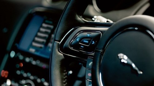 Na talloze spionagebeelden, teasers en uitgelekt beeldmateriaal is de Jaguar XJ nu echt officieel. De chique Brit gaat in Jaguars nieuwe stijl door het leven, compleet met een vers V6- en V8 motorpal