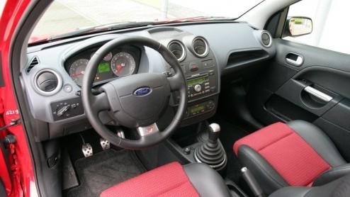 Ze zijn er nog, sportieve autos voor een nette prijs. We reden de zeer betaalbare Ford Fiesta ST  vanaf 21.115 euro  en hadden een week lang veel rijplezier. Want deze auto maakt zijn naam helemaal
