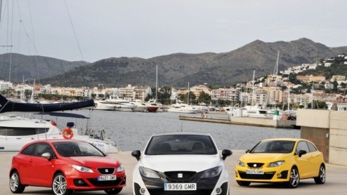 FR, Cupra, Bocanegra, we raken een beetje in de war van al die nieuwe versies van de Seat Ibiza. In een regenachtig Barcelona maakten we de eerste meters met deze snelle Ibizas, voorzien van de 1.4 T