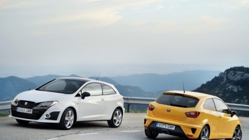 FR, Cupra, Bocanegra, we raken een beetje in de war van al die nieuwe versies van de Seat Ibiza. In een regenachtig Barcelona maakten we de eerste meters met deze snelle Ibizas, voorzien van de 1.4 T