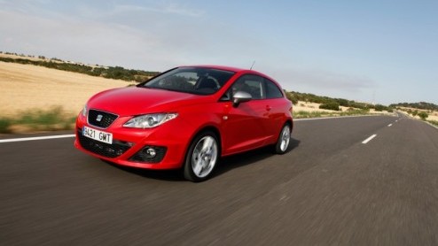 FR, Cupra, Bocanegra, we raken een beetje in de war van al die nieuwe versies van de Seat Ibiza. In een regenachtig Barcelona maakten we de eerste meters met deze snelle Ibizas, voorzien van de 1.4 T