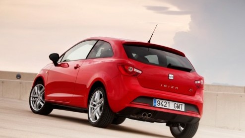 FR, Cupra, Bocanegra, we raken een beetje in de war van al die nieuwe versies van de Seat Ibiza. In een regenachtig Barcelona maakten we de eerste meters met deze snelle Ibizas, voorzien van de 1.4 T