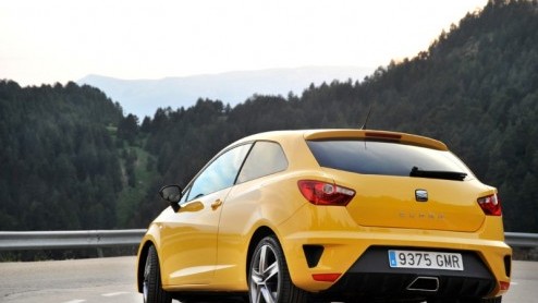 FR, Cupra, Bocanegra, we raken een beetje in de war van al die nieuwe versies van de Seat Ibiza. In een regenachtig Barcelona maakten we de eerste meters met deze snelle Ibizas, voorzien van de 1.4 T