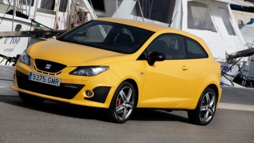 FR, Cupra, Bocanegra, we raken een beetje in de war van al die nieuwe versies van de Seat Ibiza. In een regenachtig Barcelona maakten we de eerste meters met deze snelle Ibizas, voorzien van de 1.4 T