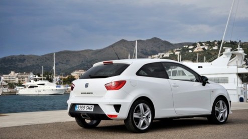 FR, Cupra, Bocanegra, we raken een beetje in de war van al die nieuwe versies van de Seat Ibiza. In een regenachtig Barcelona maakten we de eerste meters met deze snelle Ibizas, voorzien van de 1.4 T