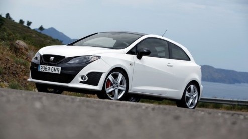FR, Cupra, Bocanegra, we raken een beetje in de war van al die nieuwe versies van de Seat Ibiza. In een regenachtig Barcelona maakten we de eerste meters met deze snelle Ibizas, voorzien van de 1.4 T