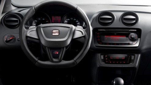 FR, Cupra, Bocanegra, we raken een beetje in de war van al die nieuwe versies van de Seat Ibiza. In een regenachtig Barcelona maakten we de eerste meters met deze snelle Ibizas, voorzien van de 1.4 T