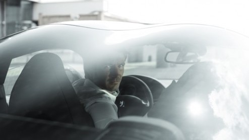 Het tonen van een studiemodel in 2007 is Peugeot m niet vergeten. De 308 RCZ coup gaat daadwerkelijk in productie. Na diverse spionagebeelden gezien te hebben geeft het merk nu zelf enkele teasers v