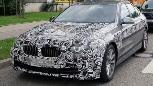 De nieuwe 5-serie GT is geen geheim meer, maar de Touring en sedan nog wel. Opnieuw toont een prototype van de 5-sedan zich verhuld in het wild, echter nu met veel minder camouflage. Tegen het einde v