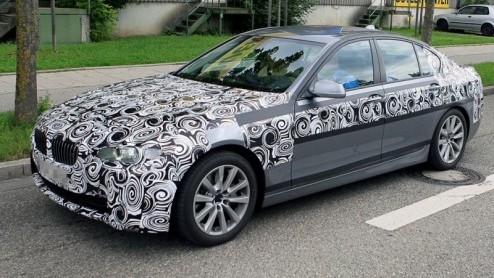 De nieuwe 5-serie GT is geen geheim meer, maar de Touring en sedan nog wel. Opnieuw toont een prototype van de 5-sedan zich verhuld in het wild, echter nu met veel minder camouflage. Tegen het einde v