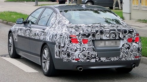 De nieuwe 5-serie GT is geen geheim meer, maar de Touring en sedan nog wel. Opnieuw toont een prototype van de 5-sedan zich verhuld in het wild, echter nu met veel minder camouflage. Tegen het einde v