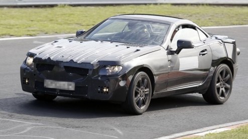 Onder deze robuuste outfit schuilt de nieuwe Mercedes-Benz SLK.De sportieve roadster van het merk loopt in huidige gedaante  ondanks een facelift- alweer mee sinds 2004. Zodoende wordt in thuisland D