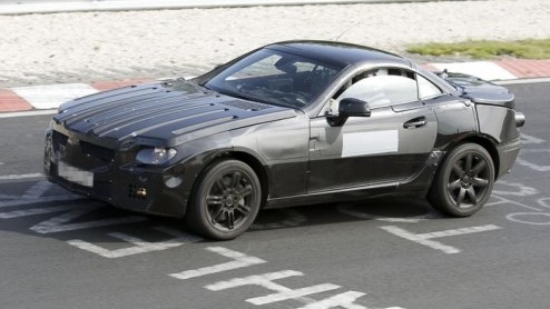 Onder deze robuuste outfit schuilt de nieuwe Mercedes-Benz SLK.De sportieve roadster van het merk loopt in huidige gedaante  ondanks een facelift- alweer mee sinds 2004. Zodoende wordt in thuisland D