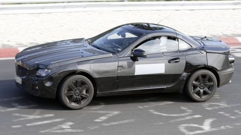 Onder deze robuuste outfit schuilt de nieuwe Mercedes-Benz SLK.De sportieve roadster van het merk loopt in huidige gedaante  ondanks een facelift- alweer mee sinds 2004. Zodoende wordt in thuisland D