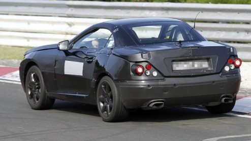 Onder deze robuuste outfit schuilt de nieuwe Mercedes-Benz SLK.De sportieve roadster van het merk loopt in huidige gedaante  ondanks een facelift- alweer mee sinds 2004. Zodoende wordt in thuisland D