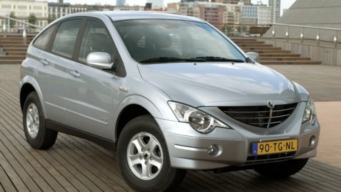Niet alle kruisingen van automodellen leiden tot een even geslaagd resultaat. De SsangYong Actyon is een poging om op een tot SUV omgebouwde terreinauto een coupvormige carrosserie te plaatsen. Das 