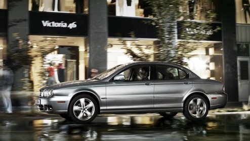 Jaguar stopt nog dit jaar met de productie van de X-Type. Na acht jaar is de carrire van de onbeminde Brit voorbij. Gevolg is ook dat 300 banen in de productiefaciliteit nabij Liverpool geschrapt wor