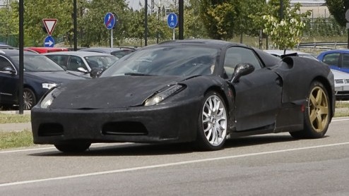 We mogen het nog niet weten, maar dit is de nieuwe Ferrari F450. Het prototype is echter zodanig geboetseerd dat het uiteindelijke design nog redelijk verborgen blijft. Onderhuids is er meer te vertel