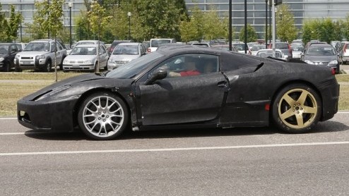 We mogen het nog niet weten, maar dit is de nieuwe Ferrari F450. Het prototype is echter zodanig geboetseerd dat het uiteindelijke design nog redelijk verborgen blijft. Onderhuids is er meer te vertel
