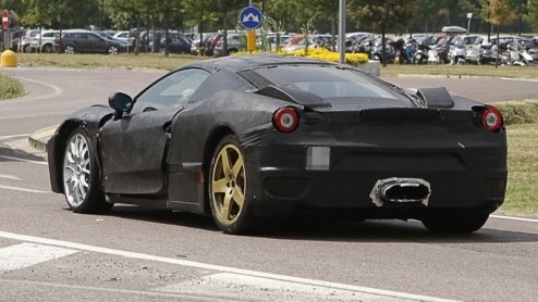 We mogen het nog niet weten, maar dit is de nieuwe Ferrari F450. Het prototype is echter zodanig geboetseerd dat het uiteindelijke design nog redelijk verborgen blijft. Onderhuids is er meer te vertel
