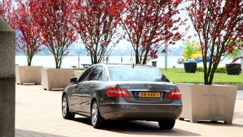 Mercedes-Benz voegt twee kersverse viercilindermotoren toe aan het gamma van de nieuwe E-Klasse. Het zijn de 200 CDI diesel en 200 CGI turbobenzinemotor. Beide versies zijn met handgeschakelde transmi