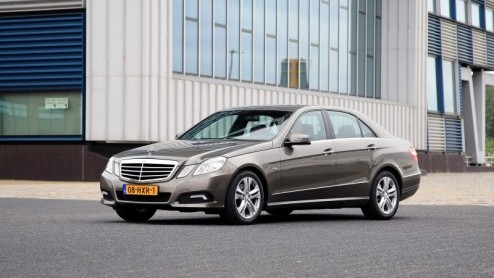 Mercedes-Benz voegt twee kersverse viercilindermotoren toe aan het gamma van de nieuwe E-Klasse. Het zijn de 200 CDI diesel en 200 CGI turbobenzinemotor. Beide versies zijn met handgeschakelde transmi