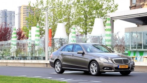 Mercedes-Benz voegt twee kersverse viercilindermotoren toe aan het gamma van de nieuwe E-Klasse. Het zijn de 200 CDI diesel en 200 CGI turbobenzinemotor. Beide versies zijn met handgeschakelde transmi