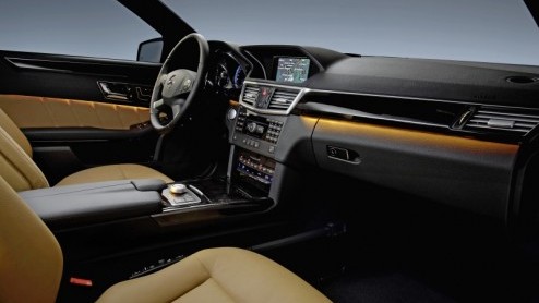 Mercedes-Benz voegt twee kersverse viercilindermotoren toe aan het gamma van de nieuwe E-Klasse. Het zijn de 200 CDI diesel en 200 CGI turbobenzinemotor. Beide versies zijn met handgeschakelde transmi